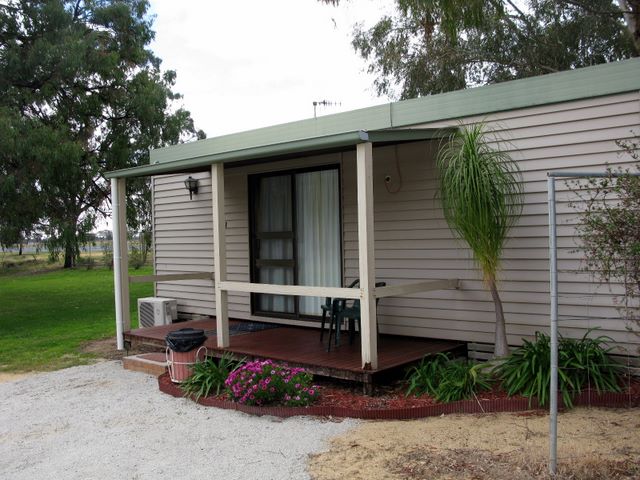 Pioneer Tourist Park - Deniliquin: Cottage accommodation, ideal for families, couples and singles