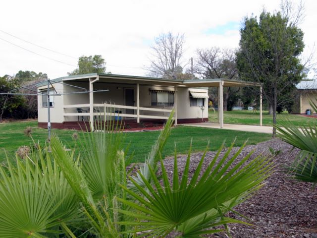 Pioneer Tourist Park - Deniliquin: Cottage accommodation, ideal for families, couples and singles