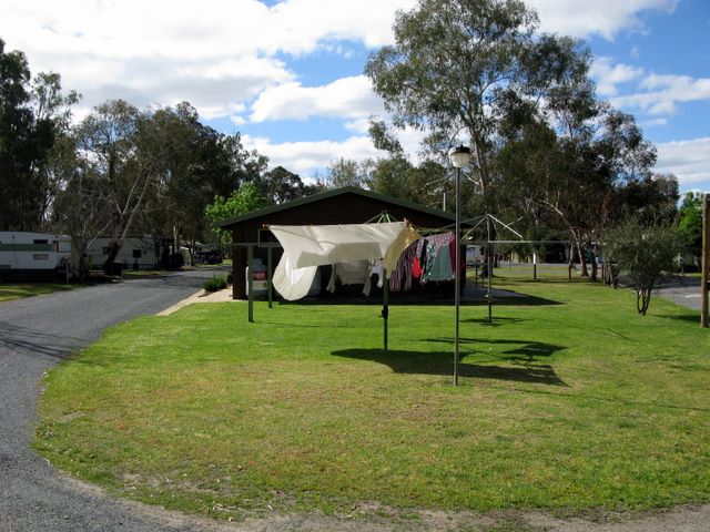 Deniliquin Riverside Caravan Park - Deniliquin: Plenty of space for drying of clothes