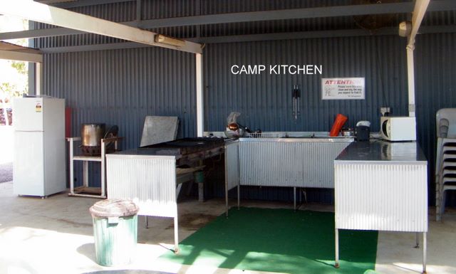 Kimberley Entrance Caravan Park - Derby: Camp kitchen and BBQ area