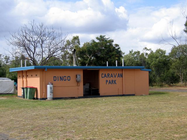 Dingo Caravan Park - Dingo: Dingo Caravan Park welcome sign and amenities block