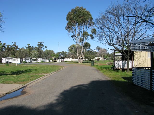 Donald Lakeside Caravan Park - Donald: Good paved roads throughout the park