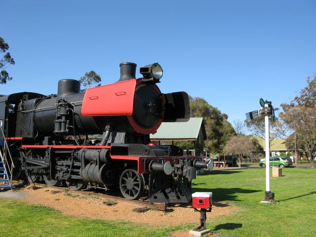 Donald Lakeside Caravan Park - Donald: Locomotive at Heritage Park