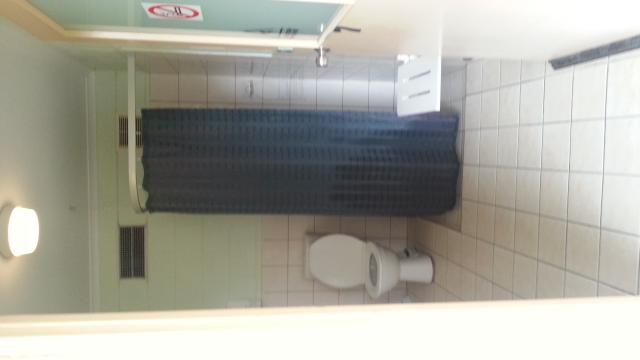 El Paso Caravan Park - Drouin: Internal view of the bathroom.