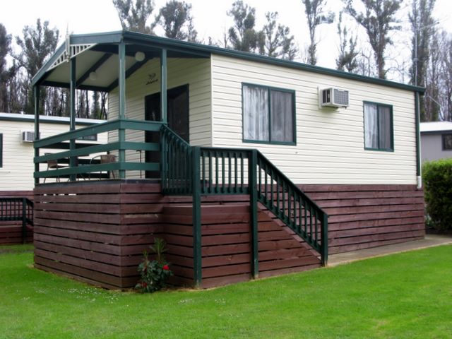 Glen Cromie Caravan Park - Drouin West: Cottage accommodation, ideal for families, couples and singles