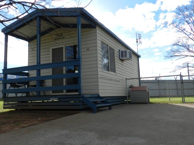 Dubbo City Holiday Park - Dubbo: Cabins with pet friendly enclosures.
