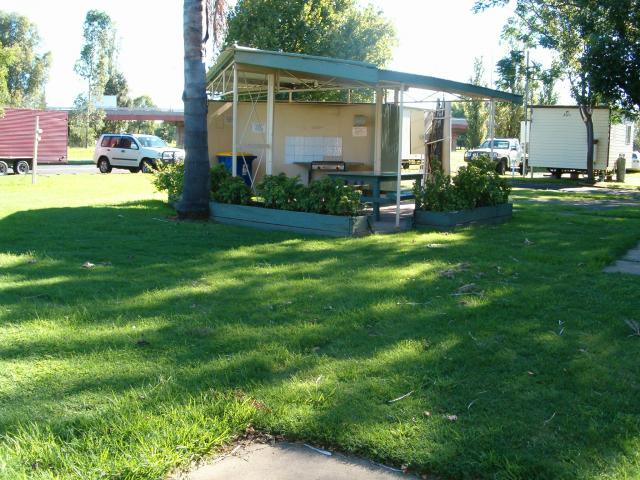 Poplars Caravan Park - Dubbo: this is the bbq area it is behind the amenities block in the middle of park