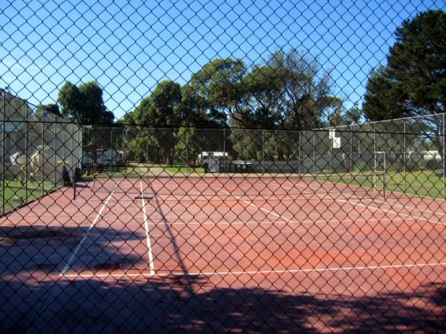 Lakesea Park - Durras Lake: Tennis court