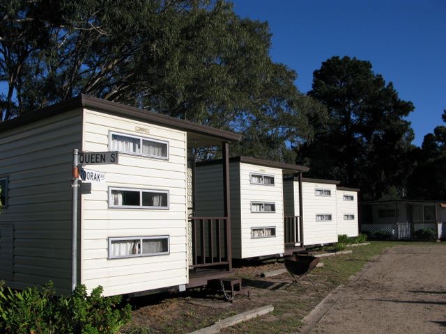 Lake King Waterfront Caravan Park - Eagle Point: Cottage accommodation ideal for families, couples and singles