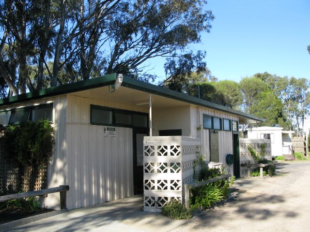 Lake King Waterfront Caravan Park - Eagle Point: Amenities block and laundry