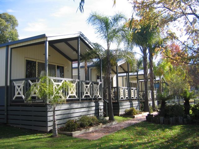 Boathaven Holiday Park - Ebden: Cottages with uninterrupted views of Hume Weir