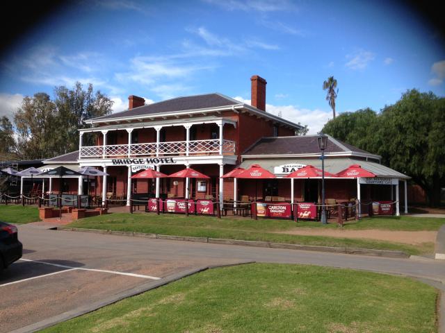 Echuca Holiday Park - Echuca: One of the surviving pubs out of the 76 that used to be in Echuca in its hey day. This is the closest to the park, at least 5 mins walk.