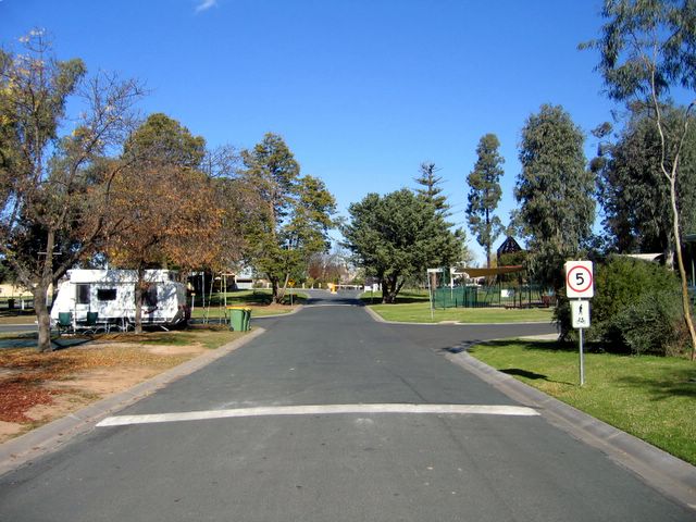 Echuca Holiday Park - Echuca: Good paved roads throughout the park