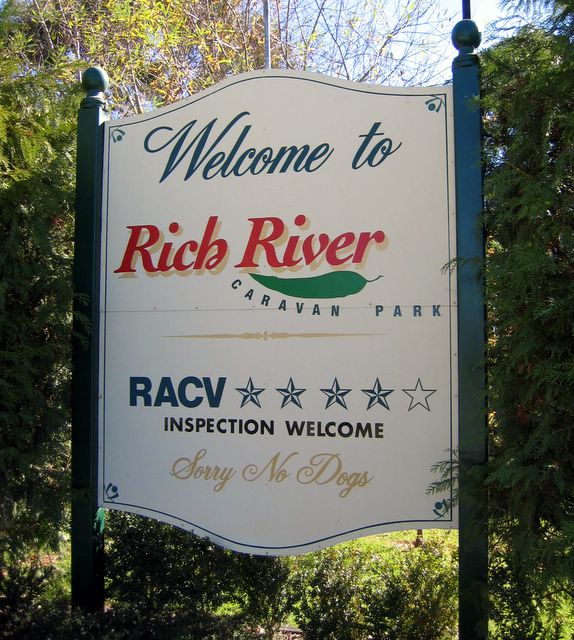Rich River Holiday and Lifestyle Village 2006 - Echuca: Rich River Caravan Park welcome sign