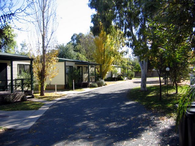 Rich River Holiday and Lifestyle Village 2006 - Echuca: Good paved roads throughout the park