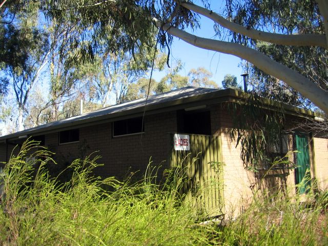 Rich River Holiday and Lifestyle Village 2006 - Echuca: Amenities block and laundry with shrubs in foreground