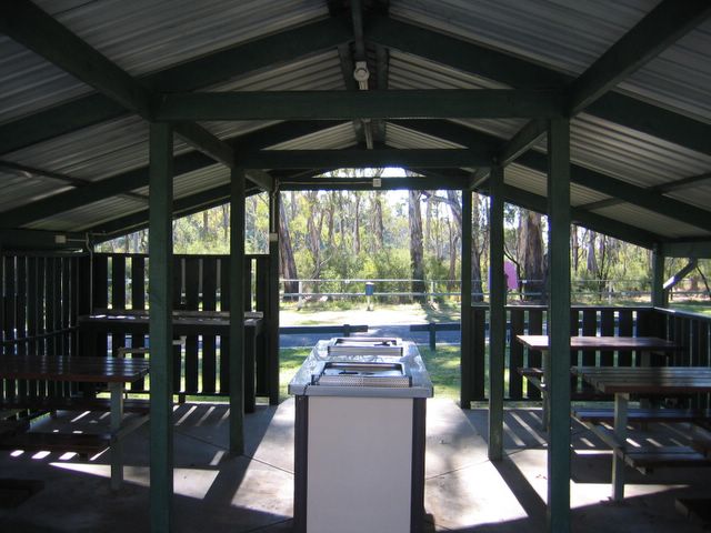 Yarraby Holiday & Tourist Park Resort 2006 - Echuca: Camp kitchen and BBQ area