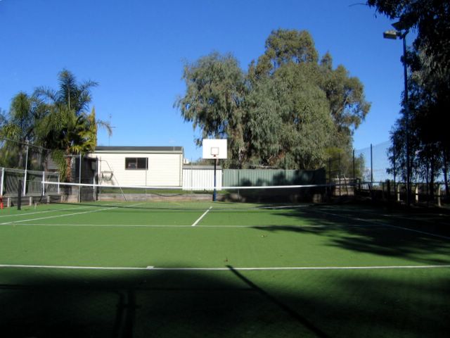 Yarraby Holiday & Tourist Park Resort 2006 - Echuca: Tennis court
