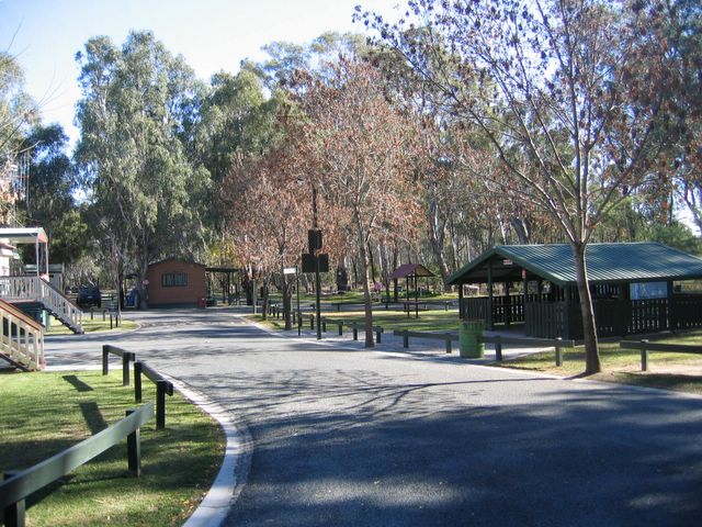 Yarraby Holiday & Tourist Park Resort 2006 - Echuca: Good paved roads throughout the park