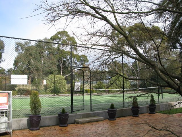 Garden of Eden Caravan Park - Eden: Tennis courts