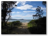 Twofold Bay Beach Resort - Eden: Pathway to beach