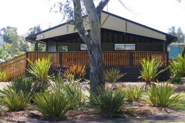 Bluegums Holiday Park - Eildon: Camp kitchen and BBQ area