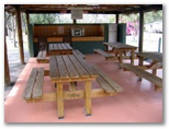 Emerald Cabin & Caravan Village - Emerald: Camp kitchen and BBQ area