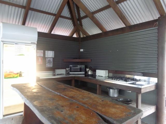 Emerald Beach Holiday Park - Emerald Beach: Camp kitchen with BBQ hut