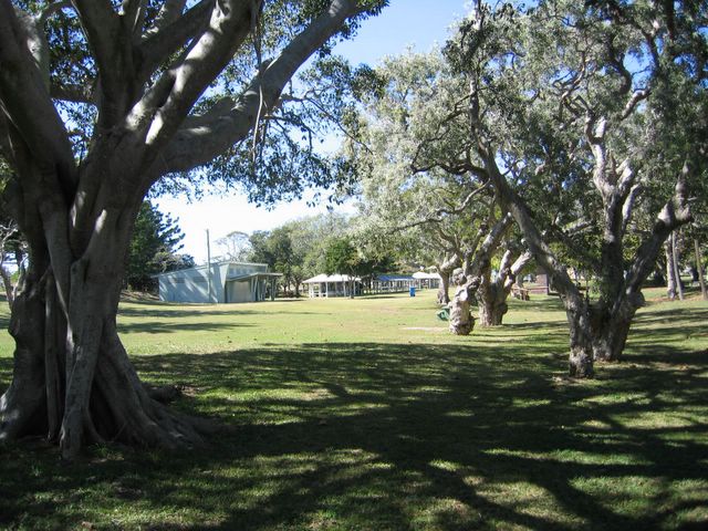 Bell Park Caravan Park - Emu Park: Beautiful beach reserve adjacent to the Caravan Park