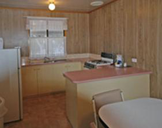 Pine Grove Holiday Park - Esperance: Kitchen in three bedroom holiday unit