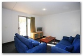 Exmouth Cape Holiday Park - Exmouth: Lounge room