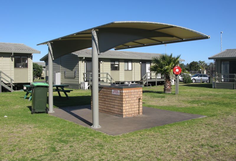 Wollongong Surf Leisure Resort - Fairy Meadow: Sheltered outdoor BBQ