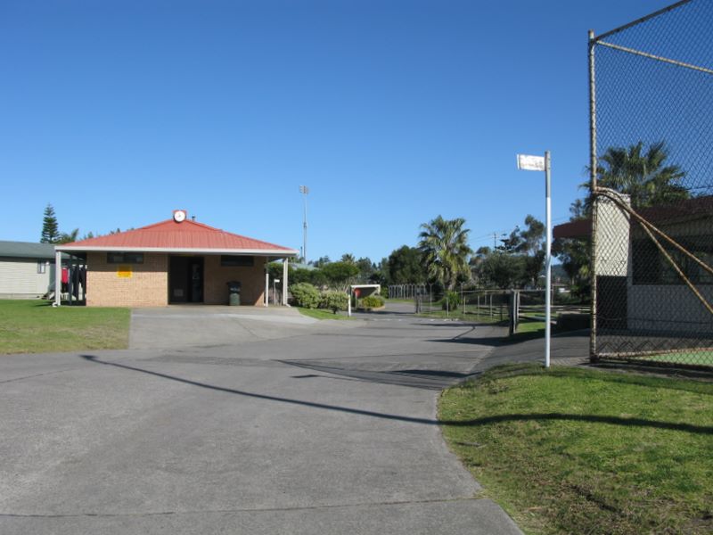 Wollongong Surf Leisure Resort - Fairy Meadow: Good paved roads throughout the park with clear signage.