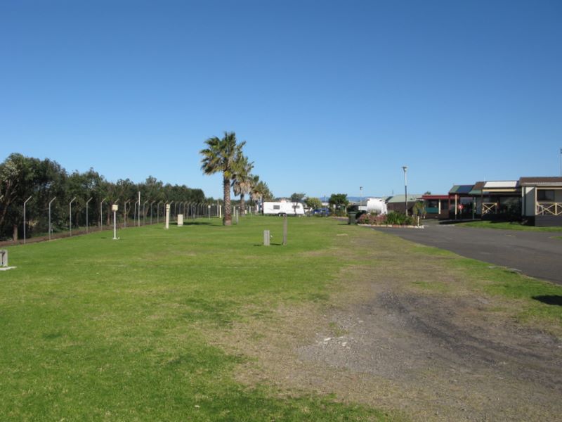 Wollongong Surf Leisure Resort - Fairy Meadow: Powered sites for caravans beside the sea.