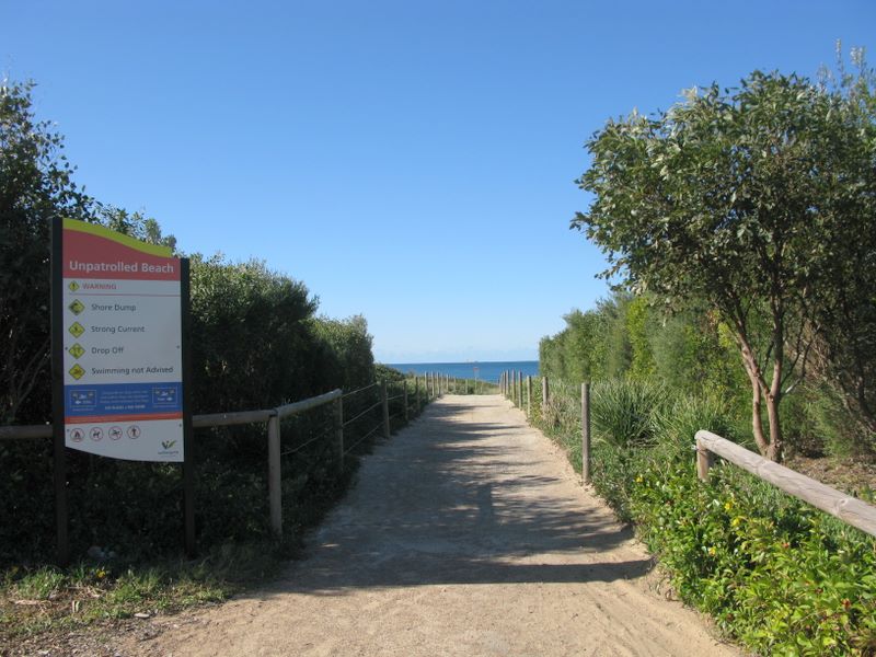 Wollongong Surf Leisure Resort - Fairy Meadow: Walkway access to the beach.