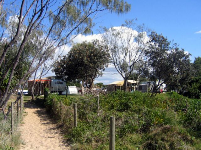 Fingal Holiday Park - Fingal Head: Pathway from the beach to the park