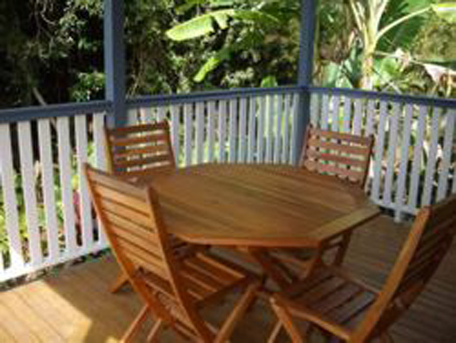 Fishery Falls Holiday Park - Fishery Falls: Private balcony with timber outdoor setting