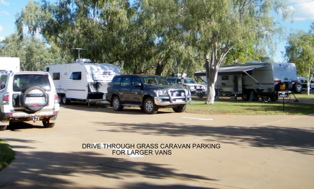 Fitzroy River Lodge Caravan Park - Fitzroy Crossing: Drive through grass caravan parking for larger vans