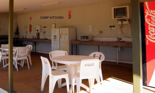 Fitzroy River Lodge Caravan Park - Fitzroy Crossing: Camp kitchen and BBQ area