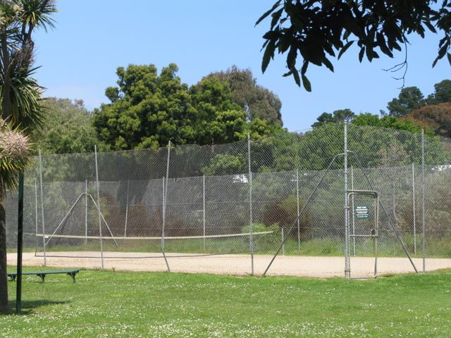 Flinders Caravan Park - Flinders: Tennis courts