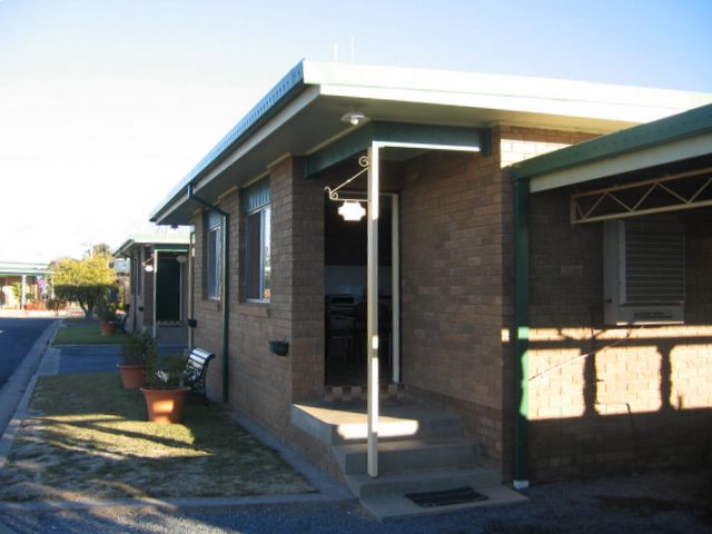 Country Club Caravan Park - Forbes: Motel style accommodation