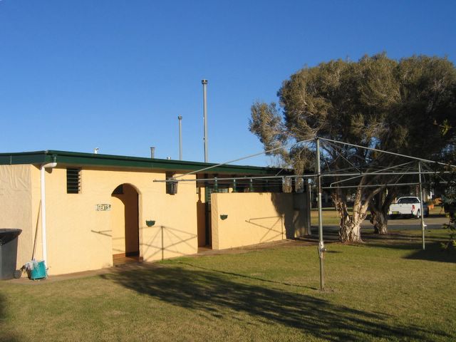 Country Club Caravan Park - Forbes: Amenities block and laundry