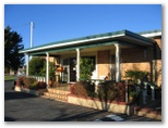 Country Club Caravan Park - Forbes: Reception and office
