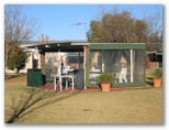 Country Club Caravan Park - Forbes: Camp kitchen and BBQ area