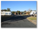 Country Club Caravan Park - Forbes: Good roads throughout the park