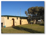 Country Club Caravan Park - Forbes: Amenities block and laundry