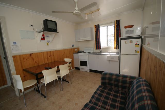 Forster Beach Holiday Park - Forster: Dining room and kitchen.