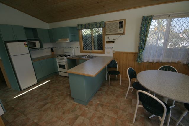 Forster Beach Holiday Park - Forster: Kitchen and dining area.