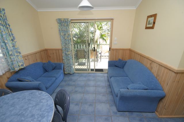 Forster Beach Holiday Park - Forster: Lounge room.