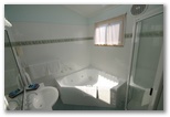 Forster Beach Holiday Park - Forster: Bathroom with spa.
